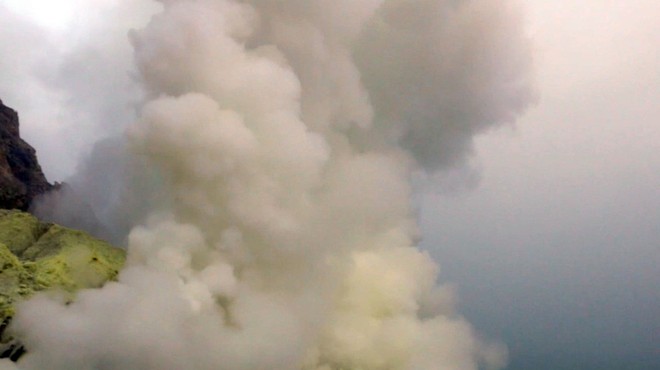 Po potresu in cunamiju na Sulaveziju je zdaj izbruhnil še ognjenik (foto: profimedia)