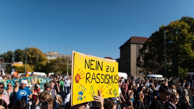 Po številnih evropskih mestih je na tisoče ljudi  protestiralo proti nacizmu in delitvi (foto: profimedia)