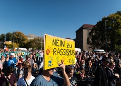Po številnih evropskih mestih je na tisoče ljudi  protestiralo proti nacizmu in delitvi