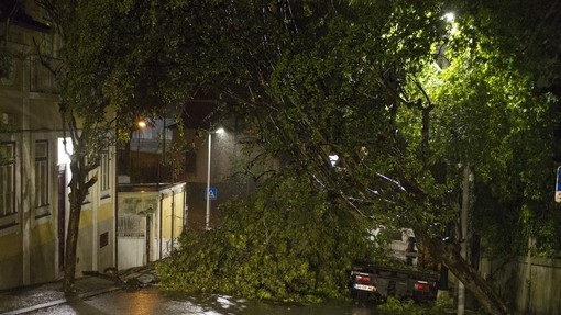 Orkan Leslie je na poti do Portugalske oslabel v tropsko nevihto