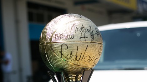 Košarkarji KK Petrol Olimpija so na ogled postavili svoj pokal državnih prvakov.