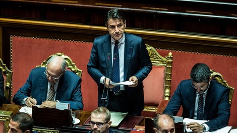 Evroposlanec iz Italije s čevljem potacal dokumente evropskega komisarja