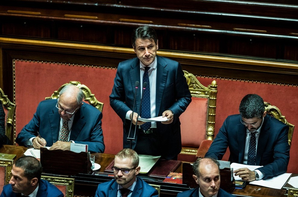 Evroposlanec iz Italije s čevljem potacal dokumente evropskega komisarja (foto: profimedia)