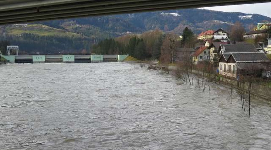 Povišana in deroča Drava bi lahko ogrozila tudi več kot 100 objektov (foto: Vesna Pušnik/STA)