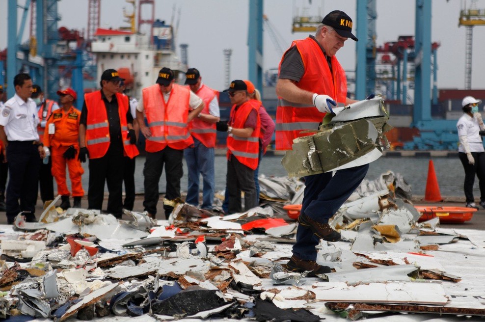 Reševalci so našli črno skrinjico strmoglavljenega indonezijskega letala (foto: Profimedia)