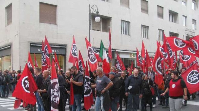 Shoda v Trstu, kjer so se zbrali neofašisti in antifašisti, sta minila brez izgredov (foto: STA/Ivan Žerjal)