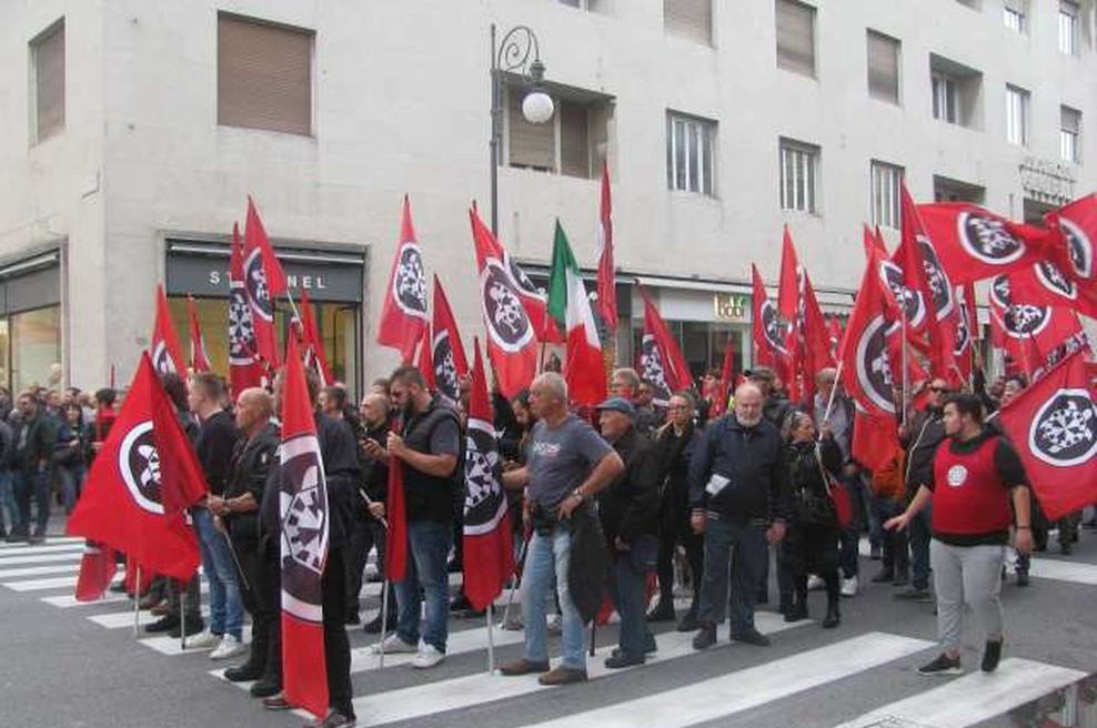 Shoda v Trstu, kjer so se zbrali neofašisti in antifašisti, sta minila brez izgredov (foto: STA/Ivan Žerjal)