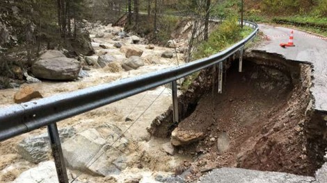 Prva sanacija v Dovžanovi soteski končana, šolarji in zaposleni do Tržiča prek brvi