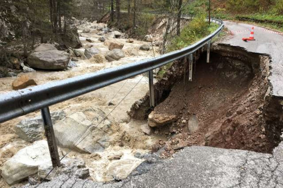 Prva sanacija v Dovžanovi soteski končana, šolarji in zaposleni do Tržiča prek brvi (foto: STA/Maja Cerkovnik)