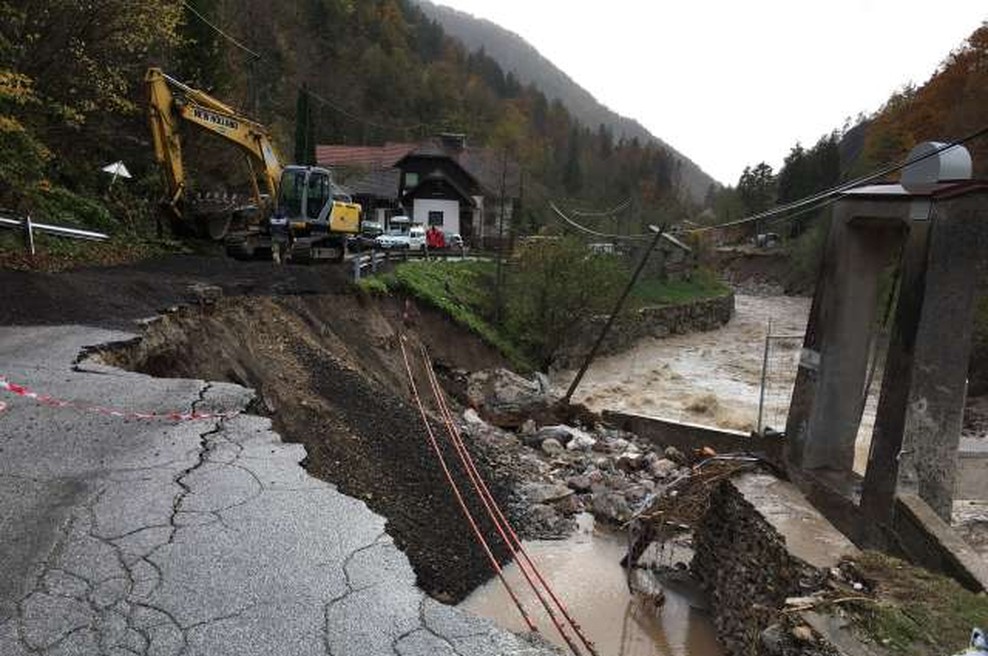 Cesto do Jelendola naj bi odprli šele v ponedeljek zvečer (foto: STA/Maja Cerkovnik)