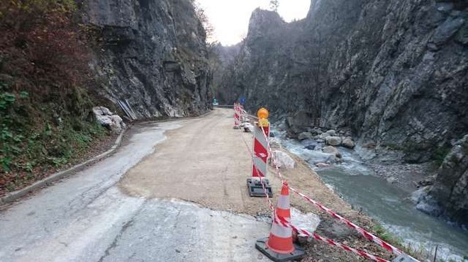 Na željo prebivalcev bo cesta do Jelendola odprta prej (foto: STA/Maja Cerkovnik)