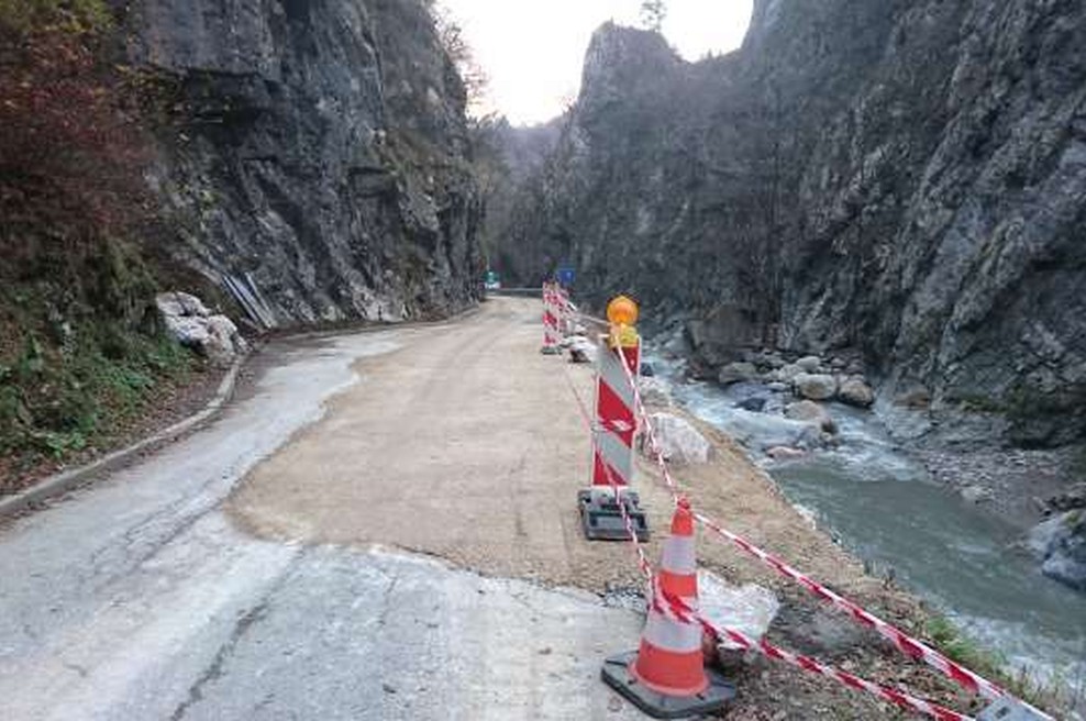 Na željo prebivalcev bo cesta do Jelendola odprta prej (foto: STA/Maja Cerkovnik)