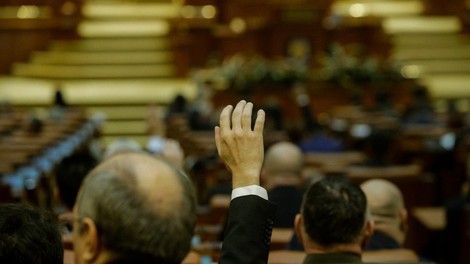 Podpredsednik romunskega parlamenta EU in opoziciji pokazal sredinec