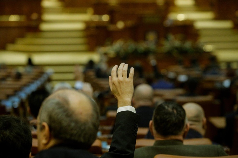 Podpredsednik romunskega parlamenta EU in opoziciji pokazal sredinec (foto: profimedia)