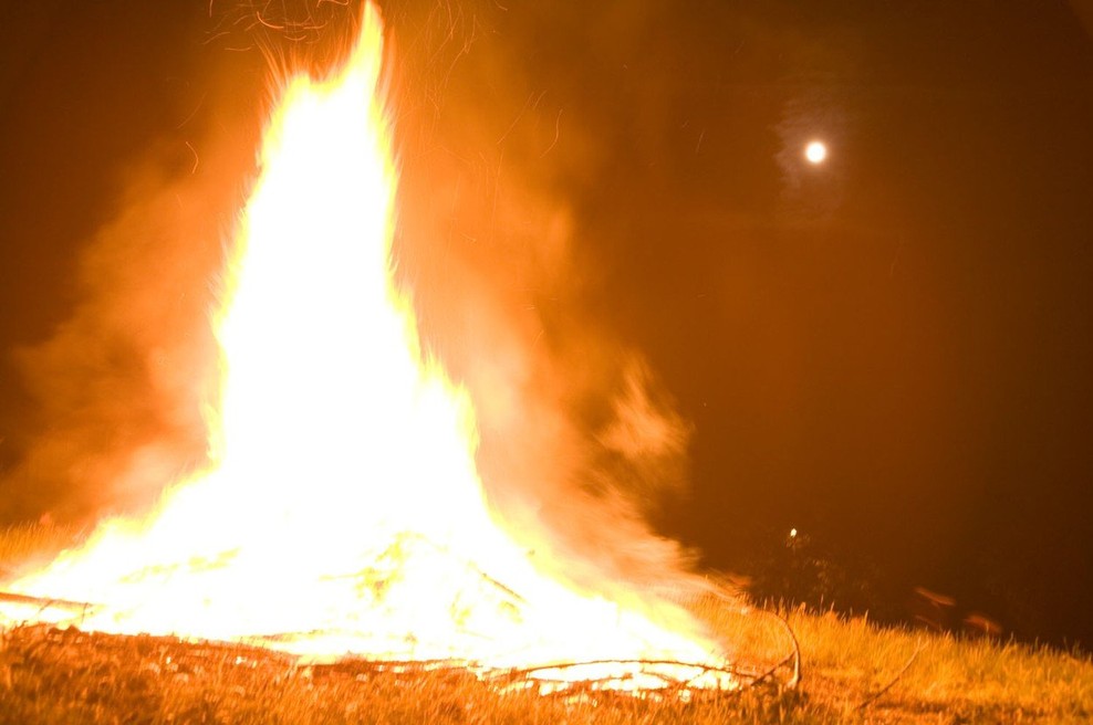 Požar v Mežici zravnal lesen objekt in poškodoval bližnje stavbe, dva avtomobila in motorno kolo (foto: profimedia)