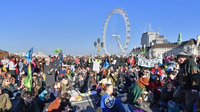 Britanci so zaradi podnebnih sprememb protestirali proti neaktivni vladi (foto: profimedia)