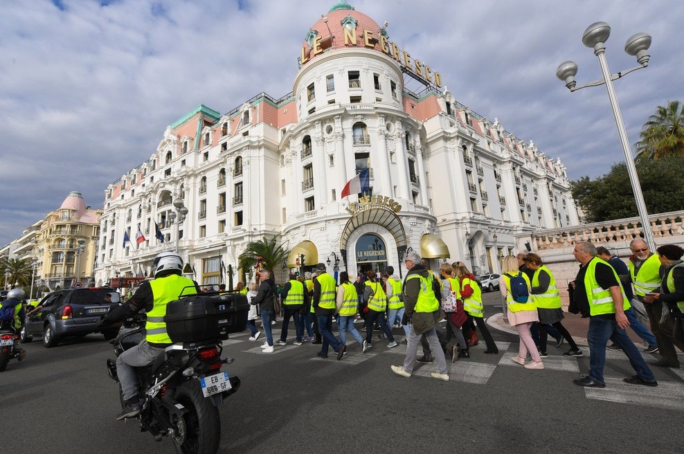V protestih proti visokim cenam goriva v Franciji ena smrtna žrtev in 47 ranjenih (foto: profimedia)