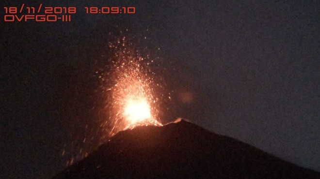 V Gvatemali rdeče opozorilo ob ponovnem izbruhu ognjenika Fuego (foto: profimedia)