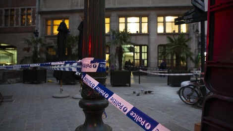 Pred bruseljsko policijsko postajo moški zabodel policista