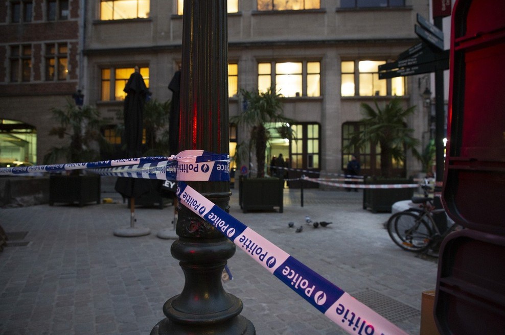 Pred bruseljsko policijsko postajo moški zabodel policista (foto: profimedia)
