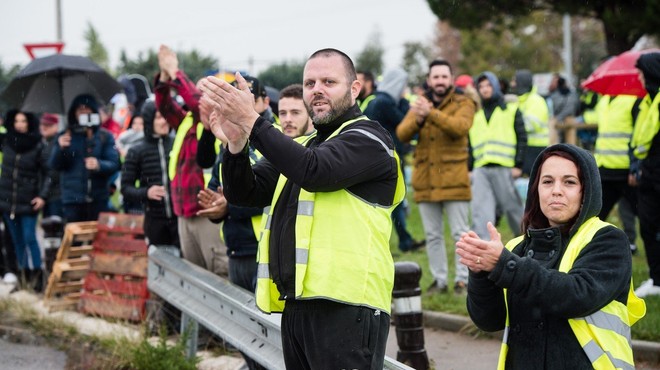 Protesti rumenih brezrokavnikov so se iz Francije razširili še v Belgijo (foto: profimedia)