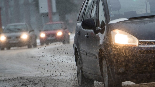 Sneženje v večjem delu države povzroča težave na cestah (foto: Profimedia)