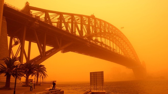 Avstralijo zajel ogromen peščeni val in jo obarval oranžno (foto: Profimedia)