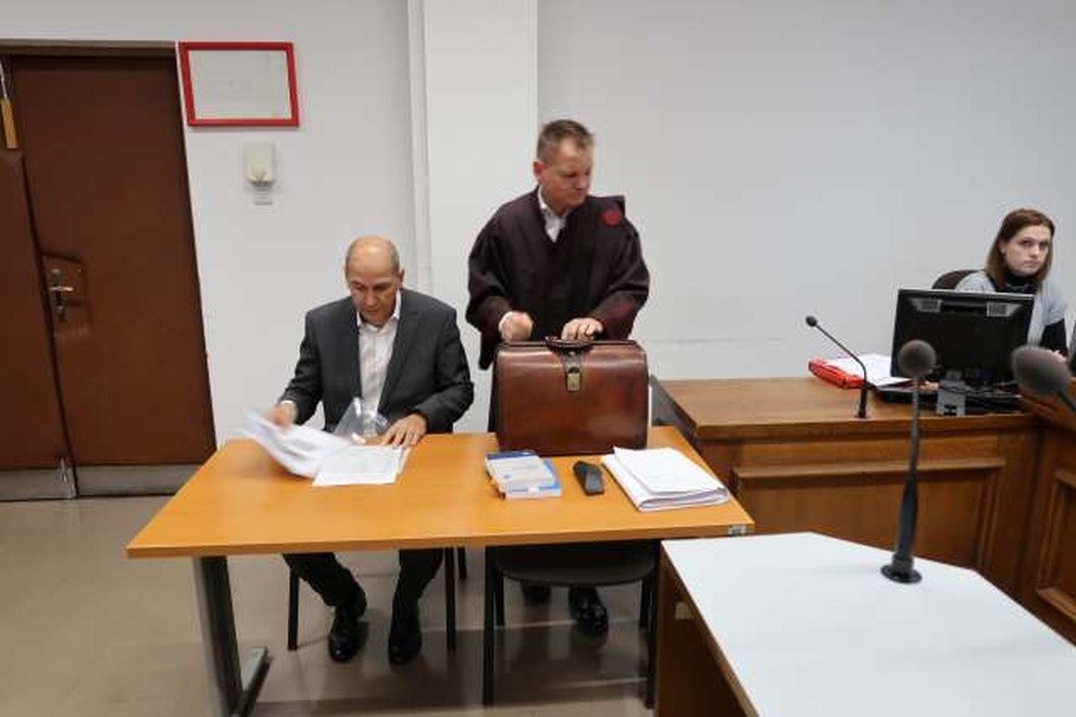 Janezu Janši zaradi razžalitve novinark pogojna zaporna kazen