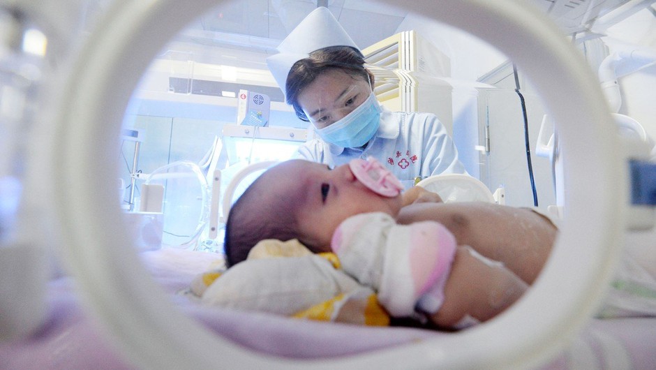 
                            Kitajski znanstvenik ustvaril gensko spremenjeni dojenčici, ki ju je poimenoval Lulu in Nana (foto: profimedia)