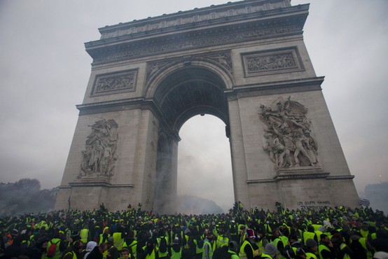 Francozi še naprej protestirajo zaradi cen goriva, nekateri izgredniki uničujejo avtomobile in okna