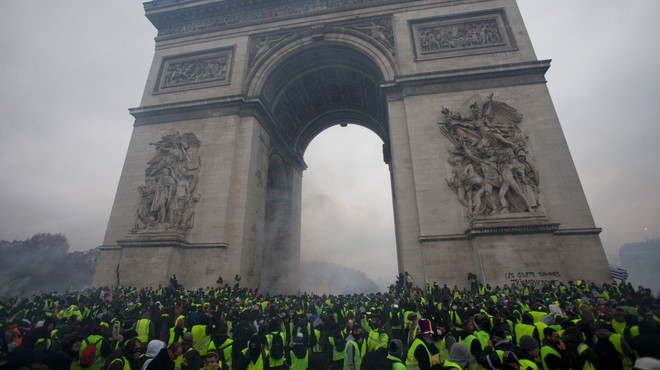 Francozi še naprej protestirajo zaradi cen goriva, nekateri izgredniki uničujejo avtomobile in okna (foto: profimedia)