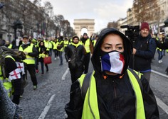 Pariz: Policisti so se pripravili na nov protest rumenih jopičev in pregledujejo udeležence
