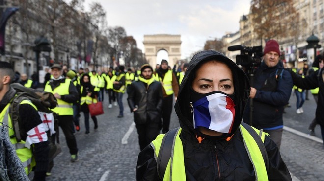 Pariz: Policisti so se pripravili na nov protest rumenih jopičev in pregledujejo udeležence (foto: profimedia)