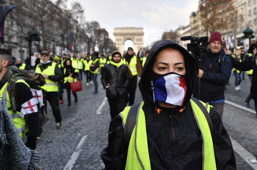Pariz: Policisti so se pripravili na nov protest rumenih jopičev in pregledujejo udeležence (foto: profimedia)