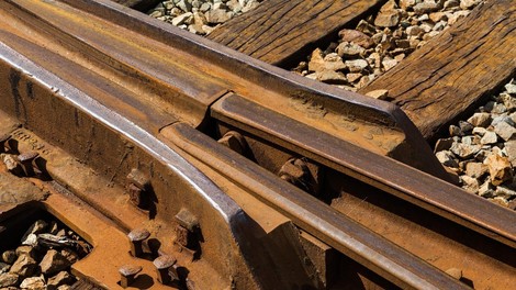 Voznik ni upošteval prometnih znakov, na tračnicah ga je zadela in zavrtela lokomotiva