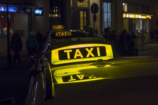 Mlajša ženska oropala ljubljanskega taksista