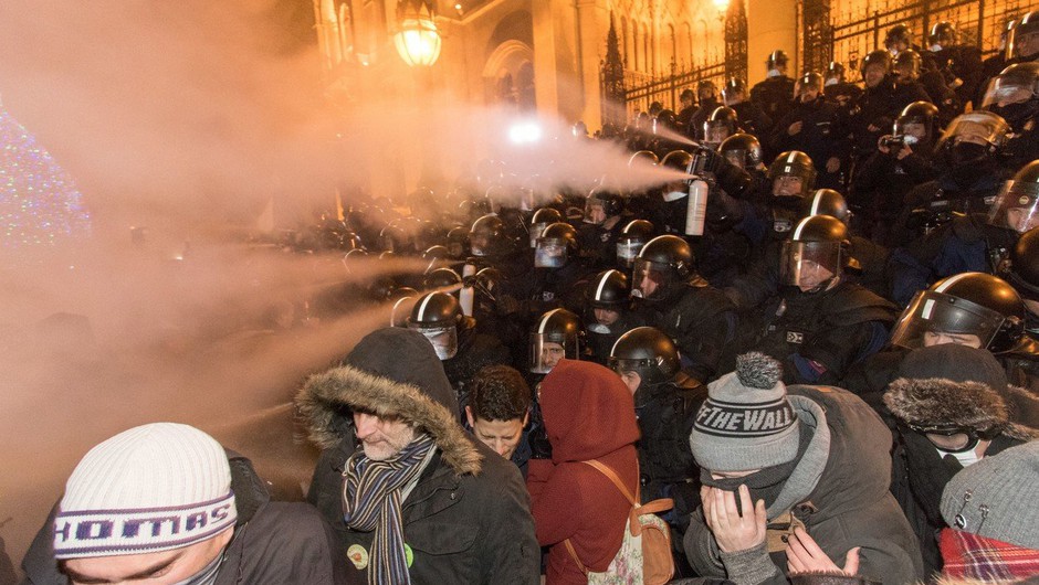 
                            V Budimpešti se nadaljujejo protivladni protesti (foto: Profimedia)