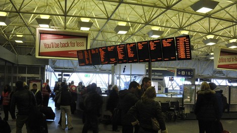 Letališče Gatwick po nevšečnostih zaradi dronov spet deluje