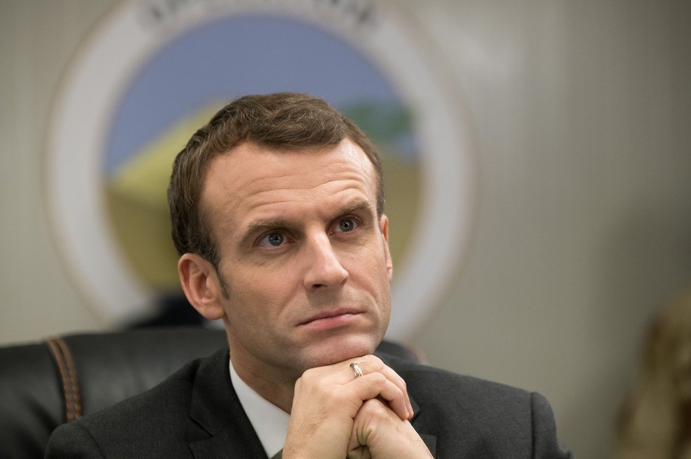 Macron obsodil napad na policijo ter pozval k miru (foto: Profimedia)