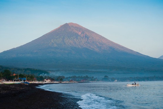 Na indonezijskem Baliju izbruhnil vulkan