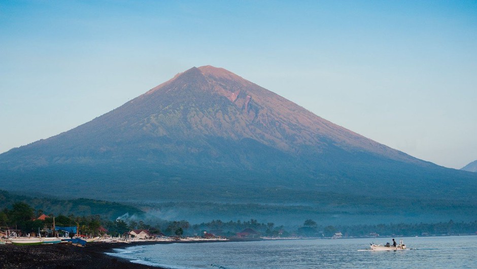 
                            Na indonezijskem Baliju izbruhnil vulkan (foto: Profimedia)