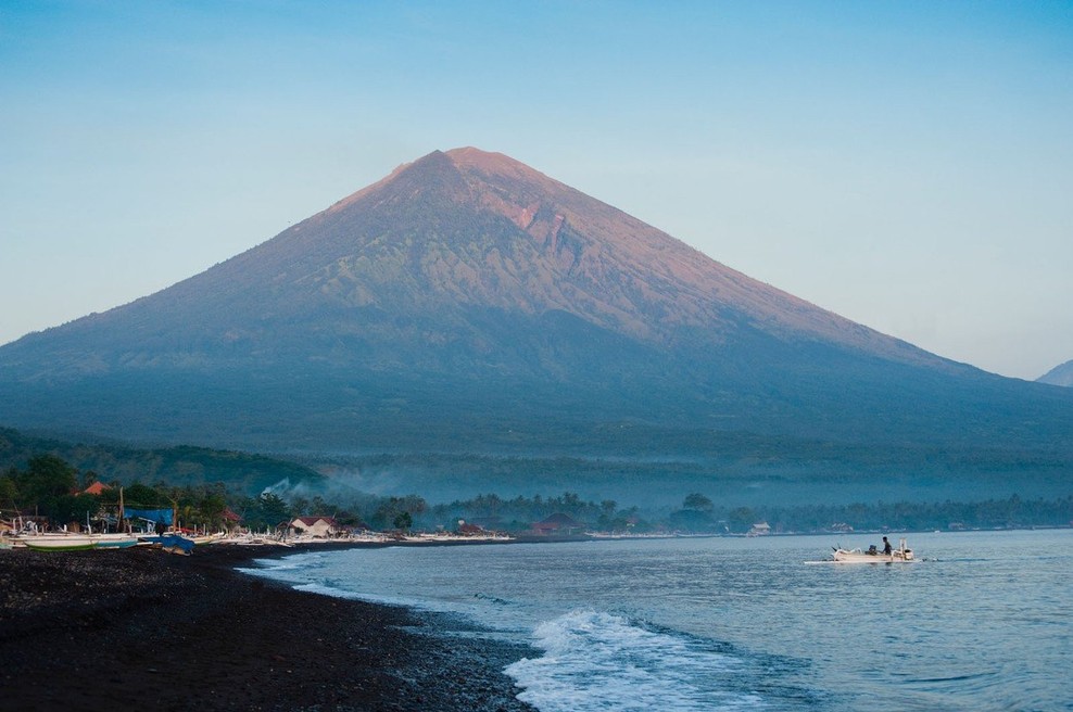 Na indonezijskem Baliju izbruhnil vulkan (foto: Profimedia)
