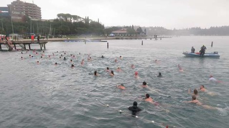 Med novoletnimi skoki v morje v Portorožu eno osebo oživljali