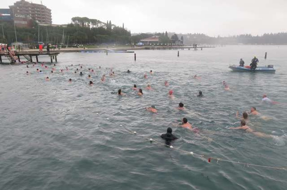 Med novoletnimi skoki v morje v Portorožu eno osebo oživljali (foto: Mitja Volčanšek/STA)