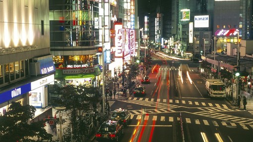 V Tokiu z avtomobilom zapeljal v množico in ranil več ljudi