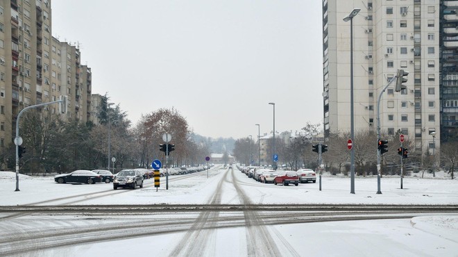 Previdno na cestah: Del države zajelo sneženje, sneg se oprijema vozišč (foto: Profimedia)