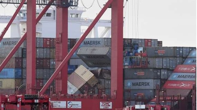 Ladjar obljublja plačilo sanacije po padcu kontejnerjev v Severno morje (foto: STA)