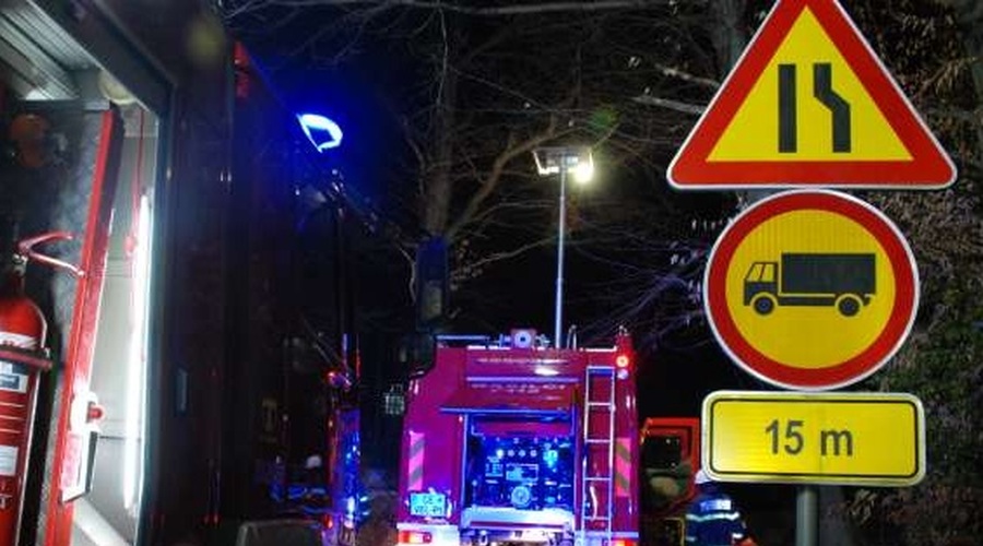 Požar v Žalcu povsem uničil stanovanjsko hišo (foto: STA)