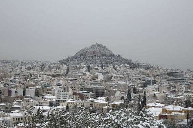 Zima se vrača? Sever Grčije pobelil sneg, kaos v šolah in na cestah