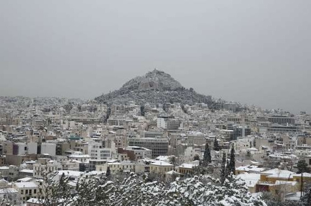 Zima se vrača? Sever Grčije pobelil sneg, kaos v šolah in na cestah (foto: STA)